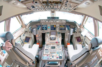 File:Boeing 747-8 flight deck Beltyukov.jpg