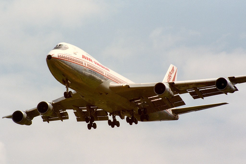 VT-EFO, the aircraft later lost on Flight 182, approaching Heathrow in June 1985.