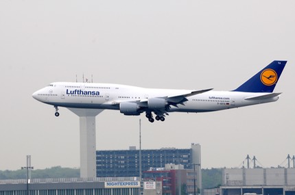 lufthansa-747-8i-landing