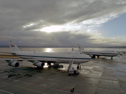 nasa-moving-shuttle-747