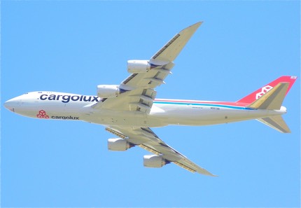 http://upload.wikimedia.org/wikipedia/commons/e/ee/Cargolux_747-8F_N5573S_over_Fresno.jpg