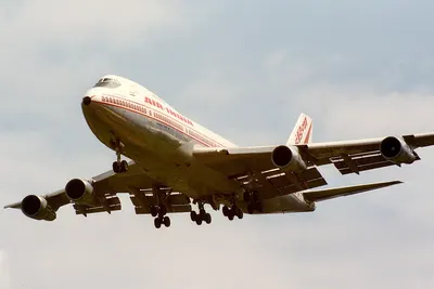 VT-EFO, the aircraft later lost on Flight 182, approaching Heathrow in June 1985.