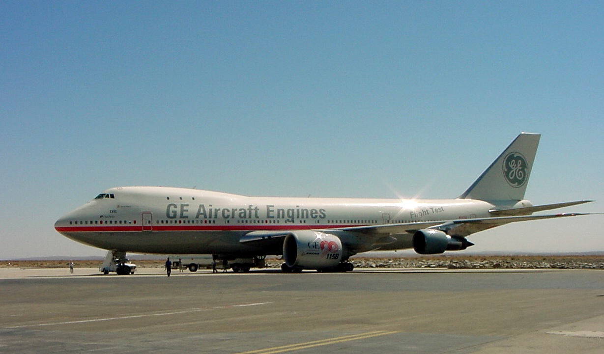 N747GE testing a GE90 engine on the number-two pylon.
