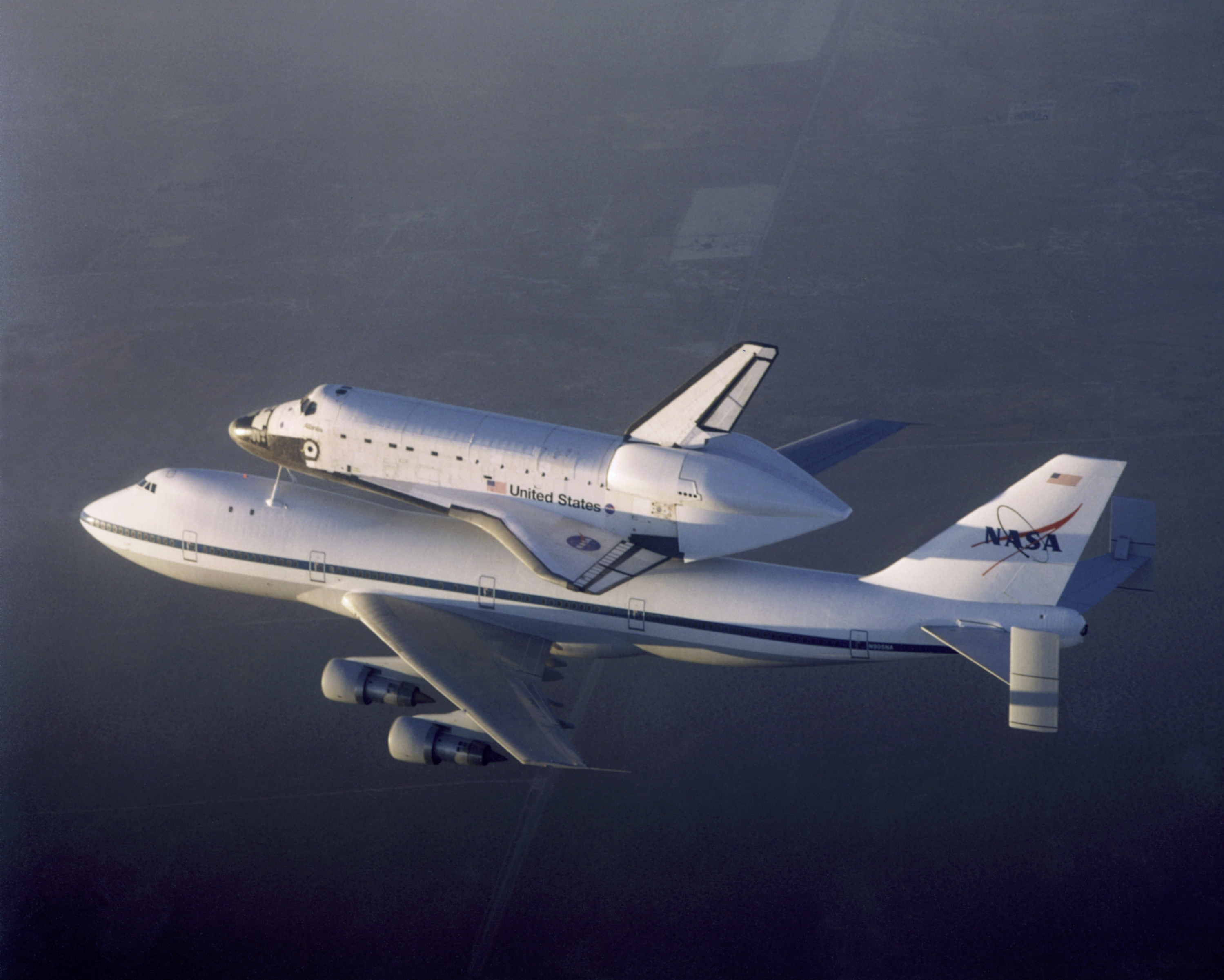 NASA 905 carrying Atlantis back to Florida after refurbishment in September 1998.